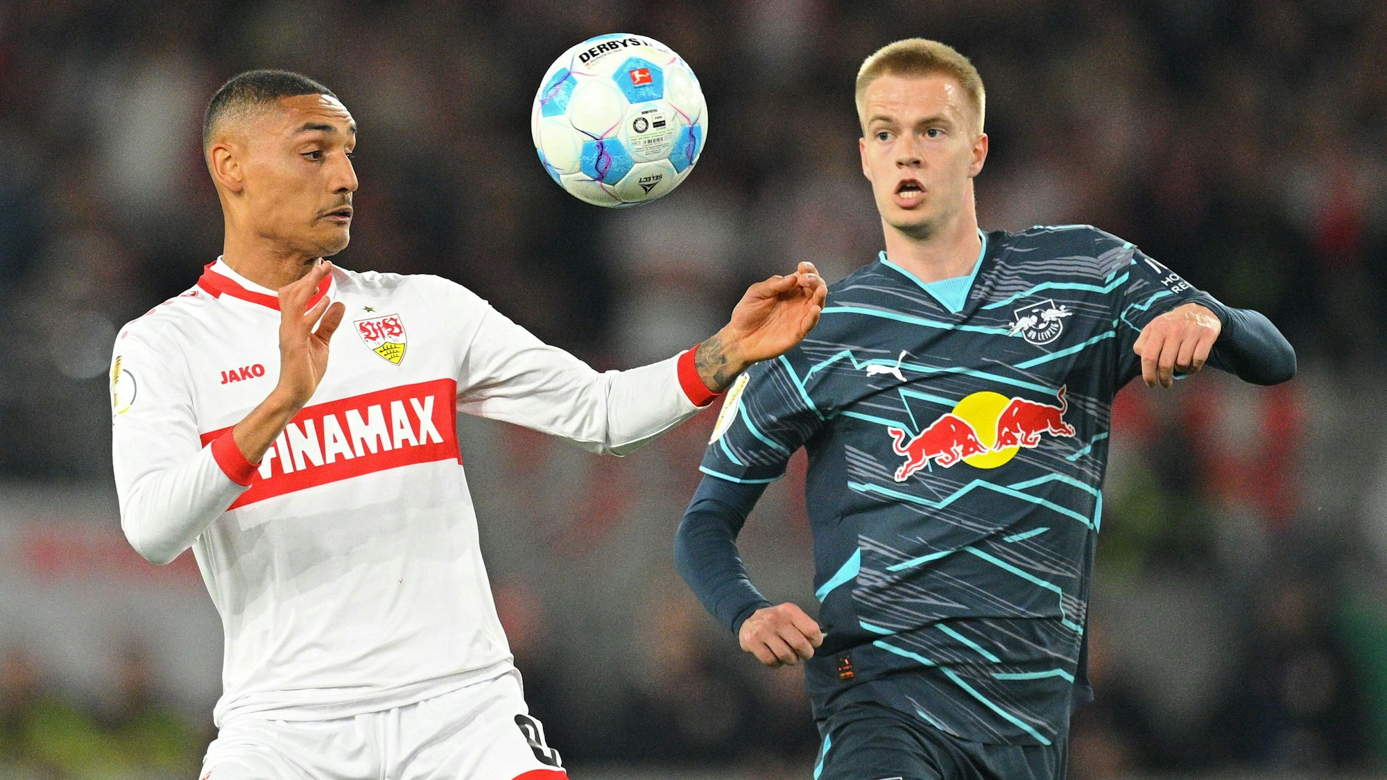 Stuttgarts Enzo Millot (l.) kämpft um den Ball gegen Leipzigs Arthur Vermeeren.
