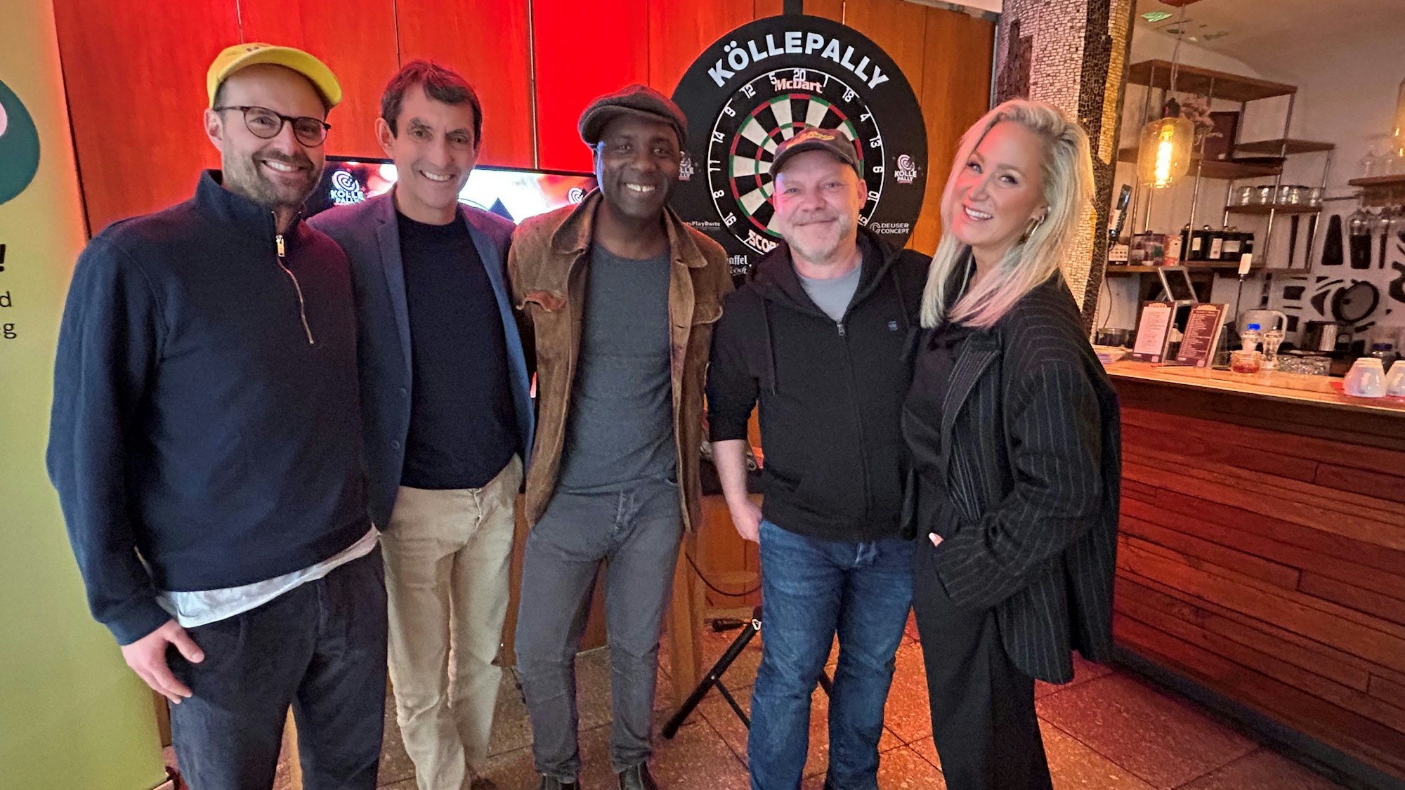 Sebastian Lenninghausen, Knacki Deuser, Dave Davis, Ralf Foerste und Janine Kunze stehen im Gloria.