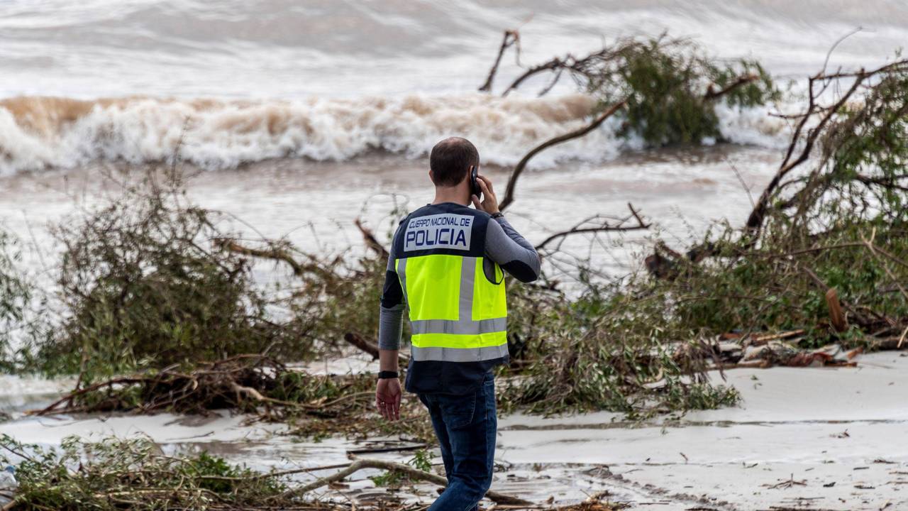 Ein Polizeibeamter ist nach der Flut von s'Illlot am Strand unterwegs.