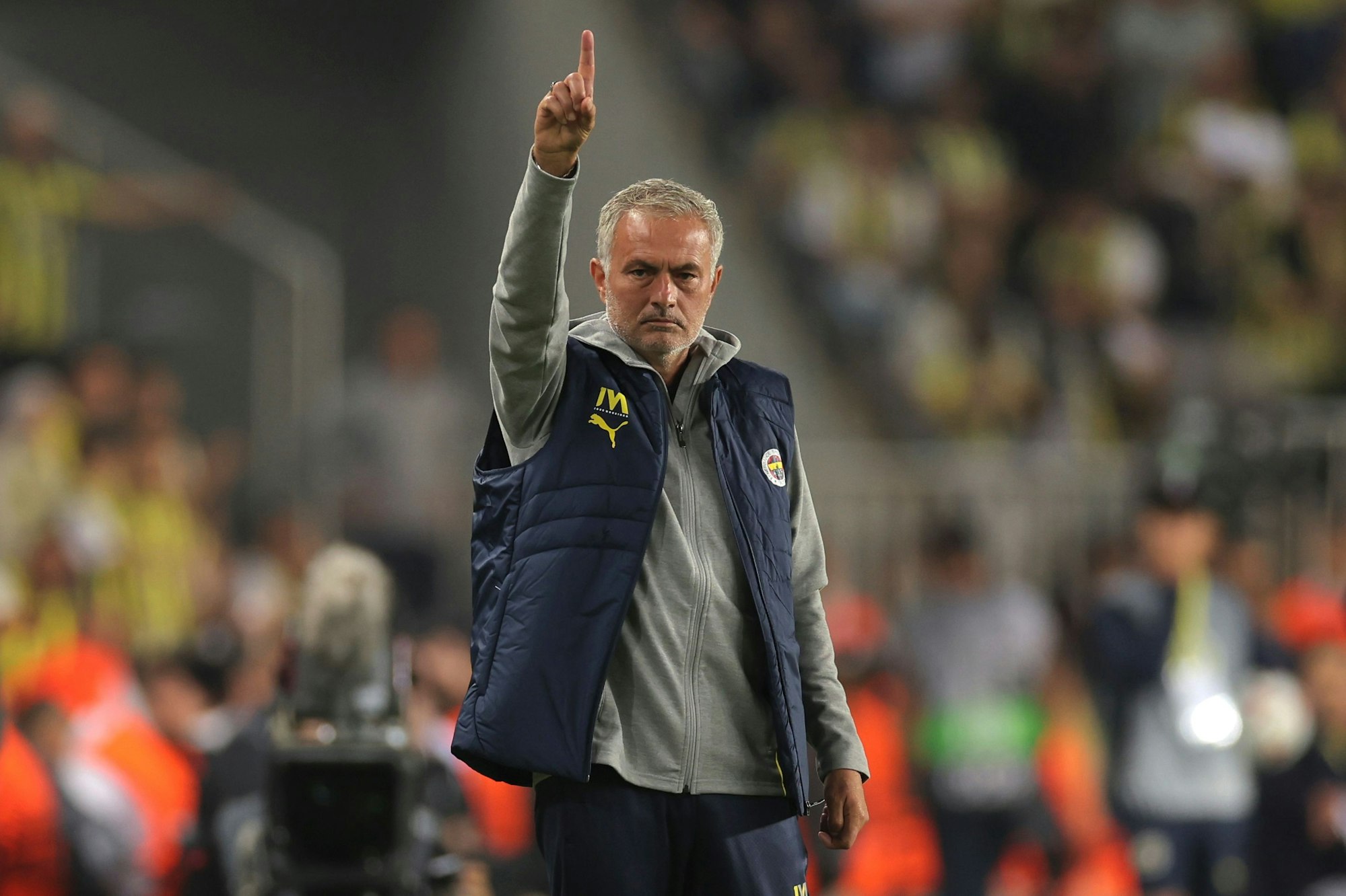 Fenerbahces Trainer José Mourinho gibt Anweisungen.