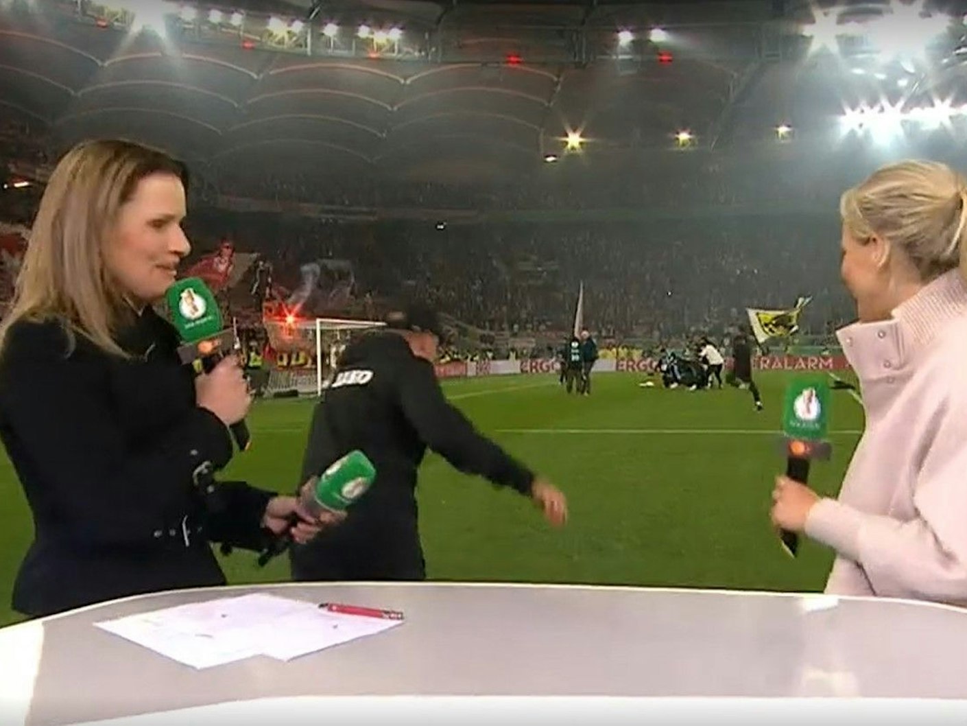 Sebastian Hoeneß rennt nach dem Einzug ins DFB-Pokalfinale des VfB Stuttgart im ZDF-Interview davon.