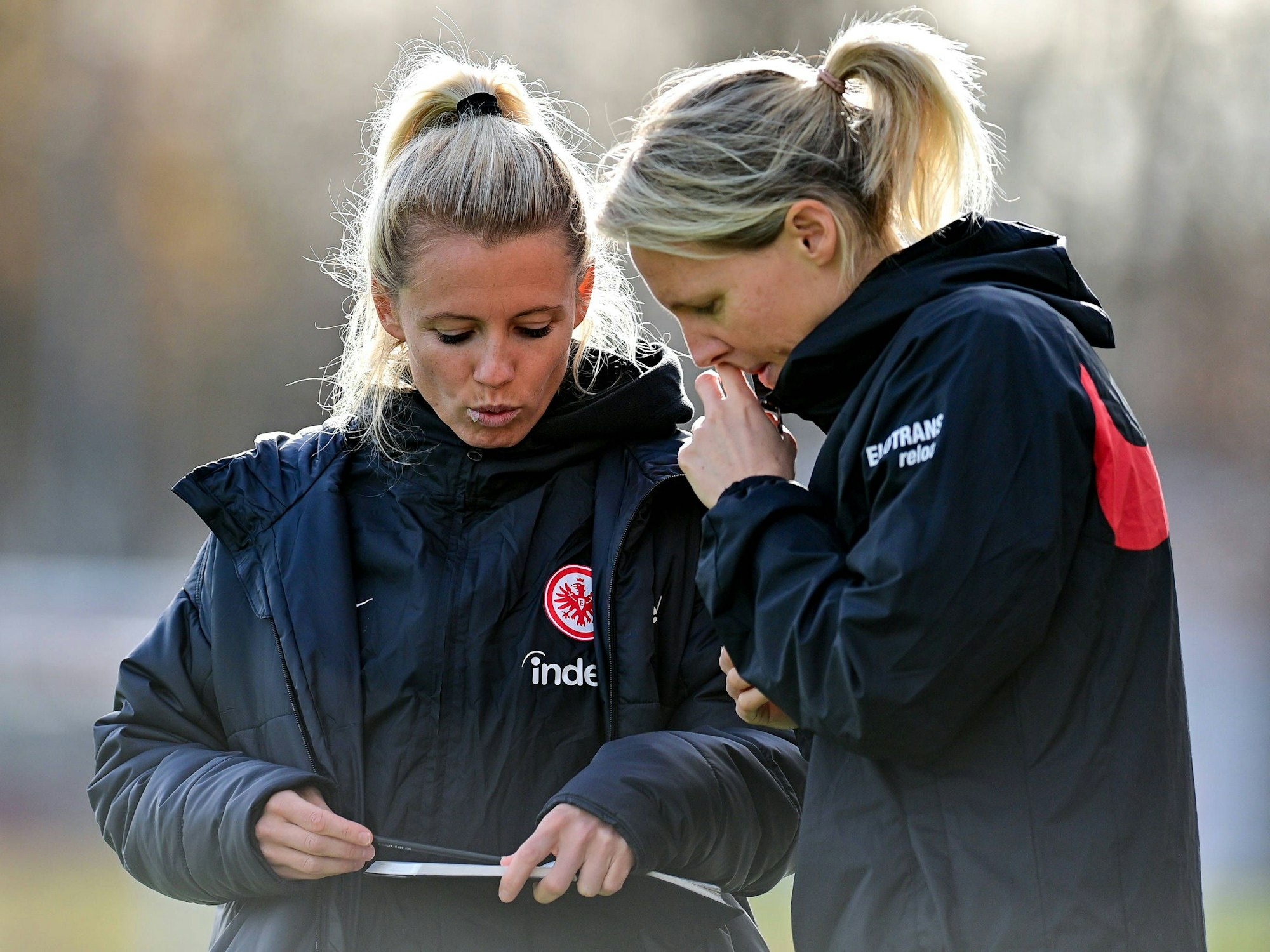 Julia Simic und Friederike Kromp beim Trainer der Frankfurter U20-Frauen.