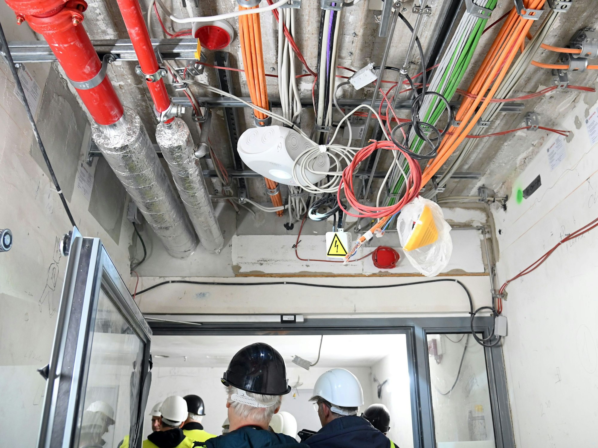 Rundgang über die Opern-Baustelle: frei liegende Kabel.