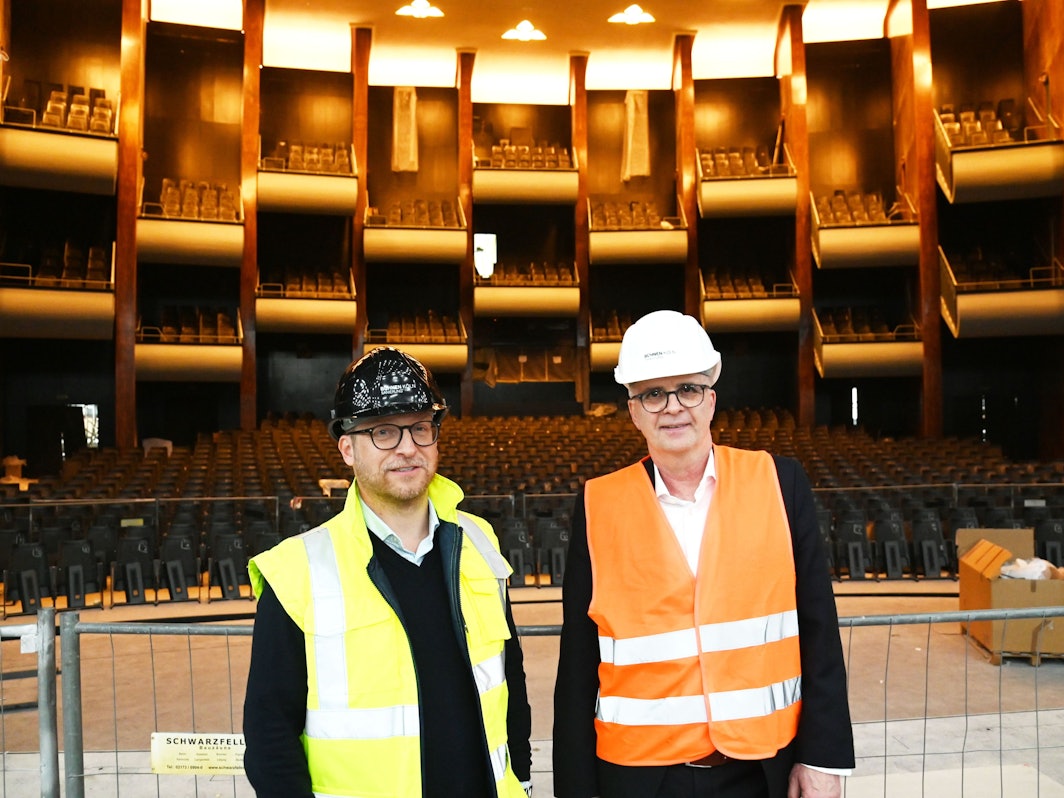 Markus Greitemann, Beigeordneter für Planen und Bauen der Stadt Köln, und Projektleiter Prof. Jürgen Marc Volm in der Oper.