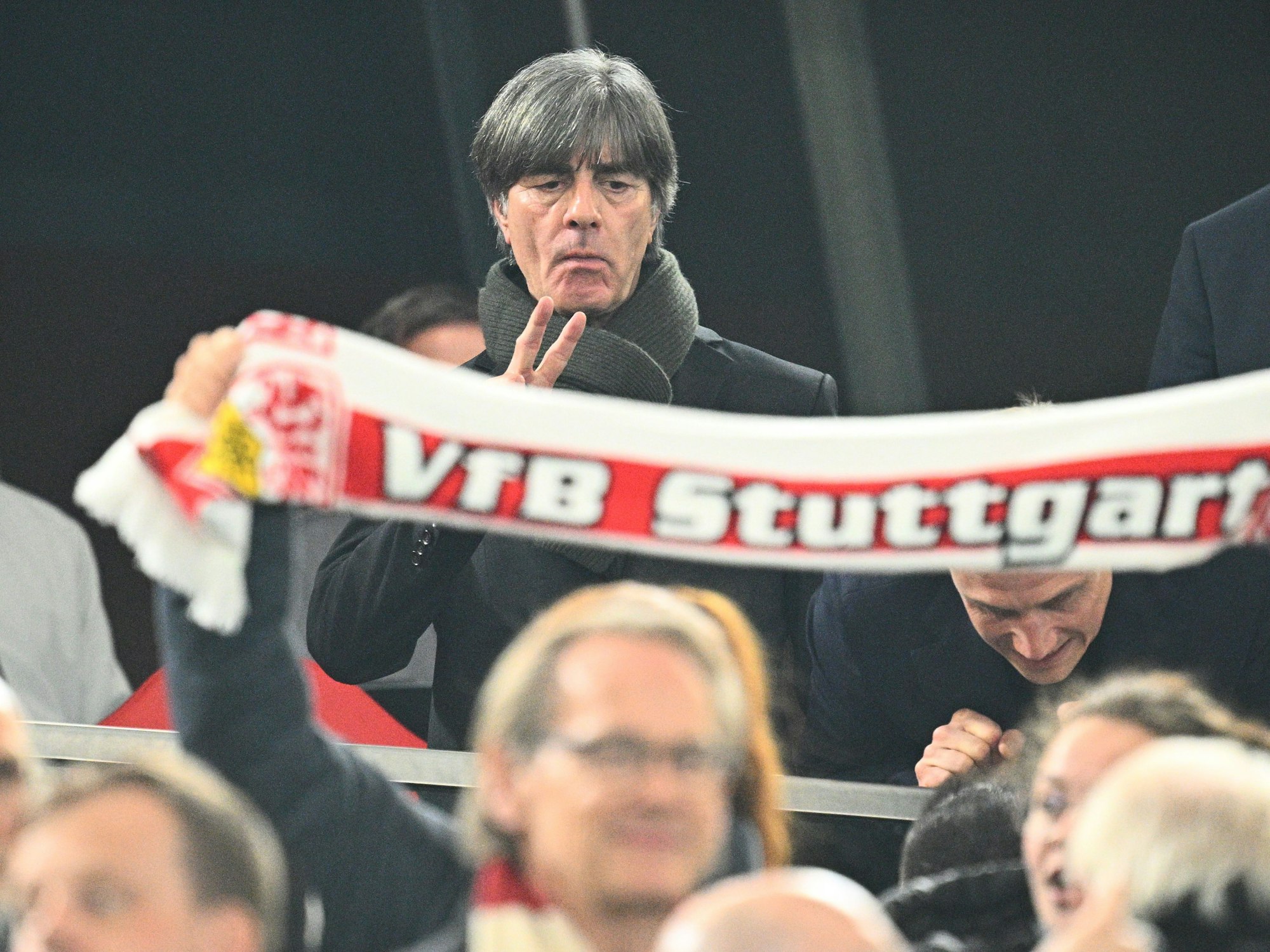 Der Fußballtrainer Joachim Löw zeigt den Fans ein Victory Zeichen.