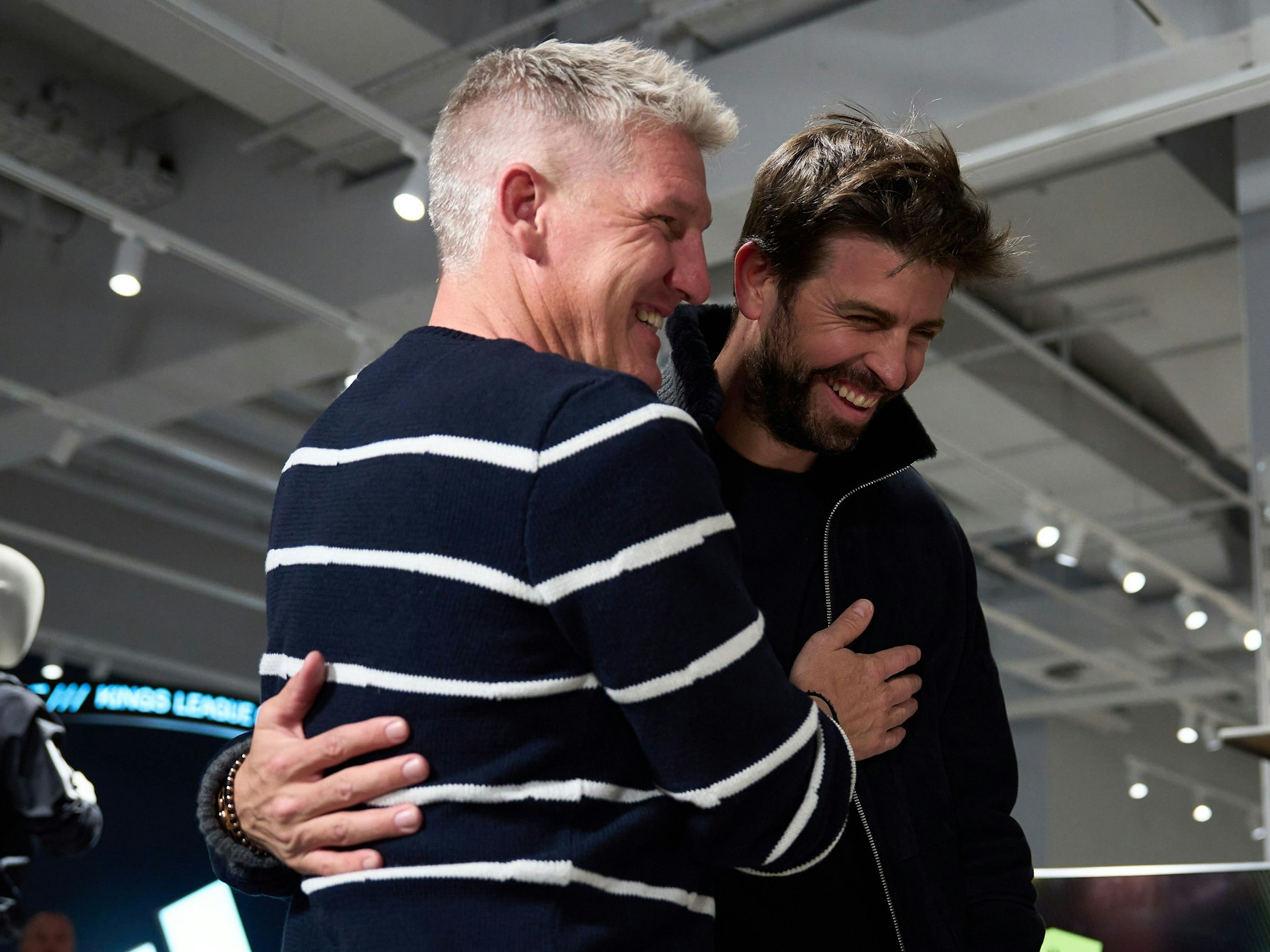 Bastian Schweinsteiger umarmt Gerard Piqué.