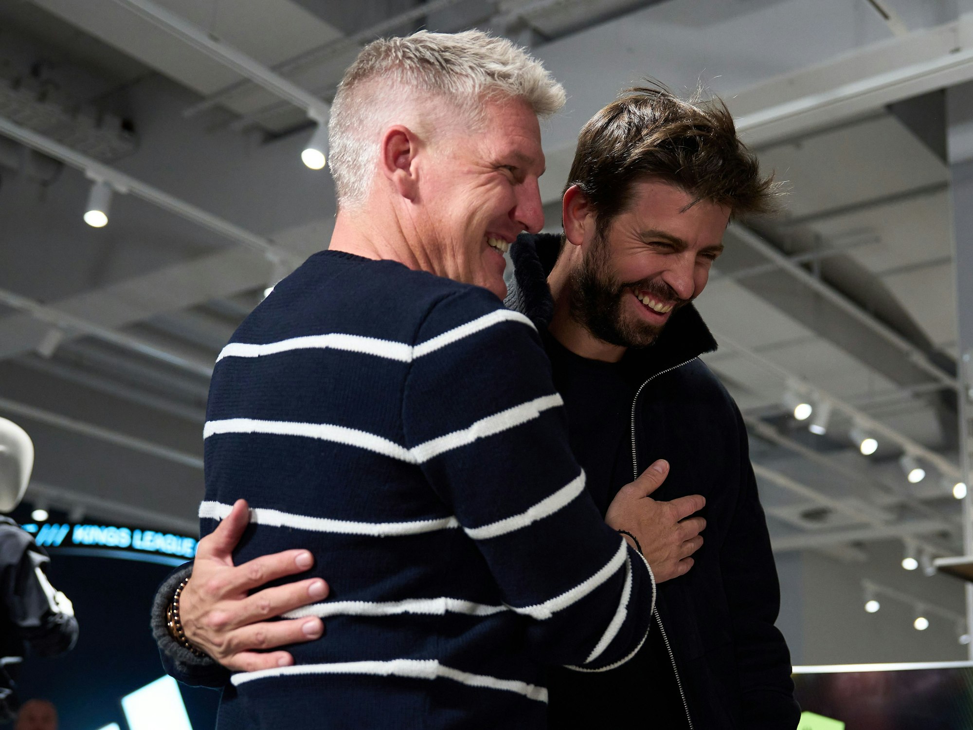 Bastian Schweinsteiger umarmt Gerard Piqué.