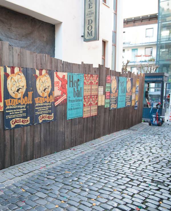 „Wählt Adolf Hitler!“ Eins der Wahlplakte, die für den Filmdreh am Eigelstein hängen.
