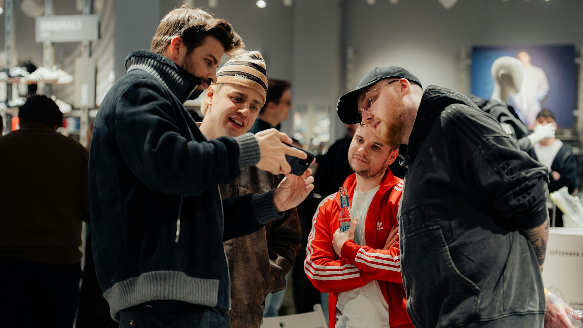 Gerard Piqué mit Papaplatte und Zarbex.