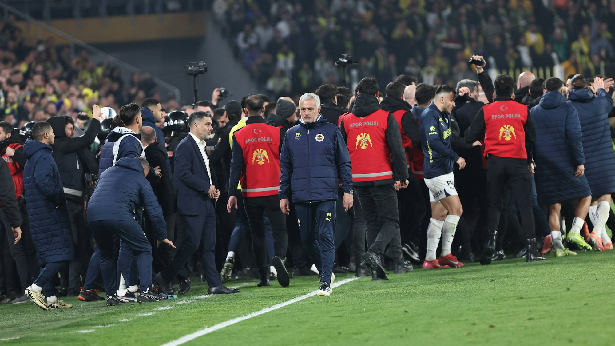 Fenerbahce-Coach José Mourinho nach einer Derby-Niederlage bei Galatasaray.