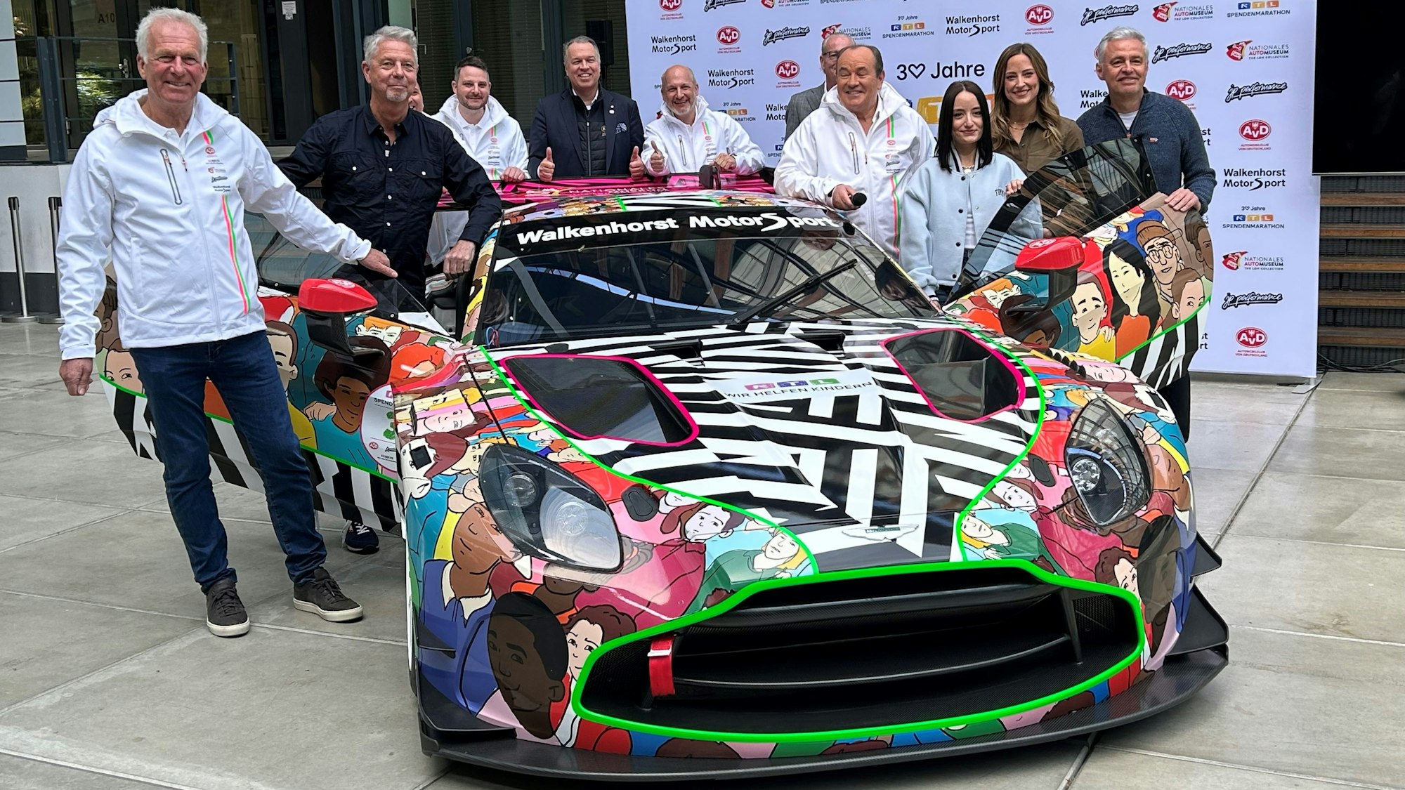 Das RTL-Team steht rund um den Aston Martin Vantage GT3.