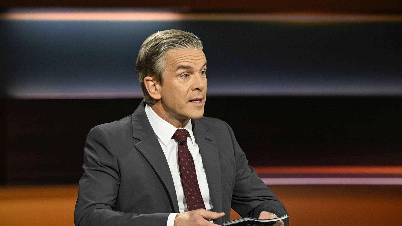 Markus Lanz reißt die Augen weit auf.