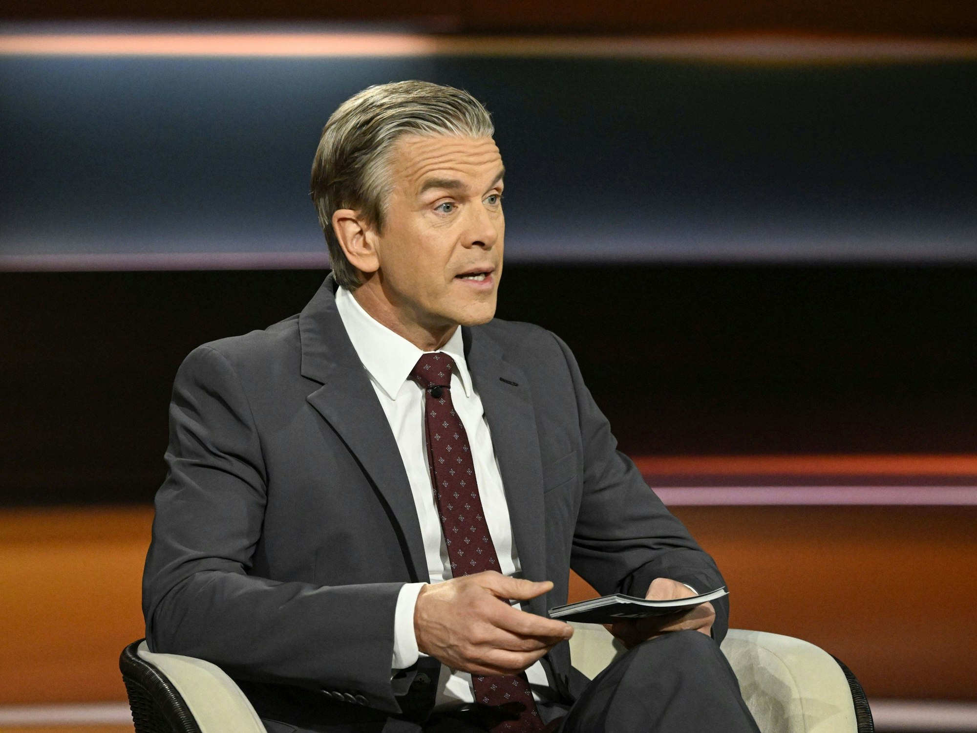 Markus Lanz reißt die Augen weit auf.