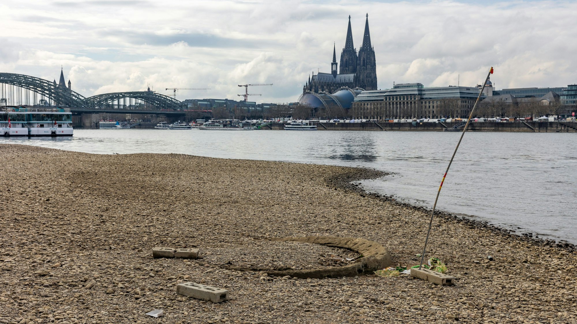 Niedrigwasser auf der Höhe vom Rheinpark. Der Rheinpegel sinkt.