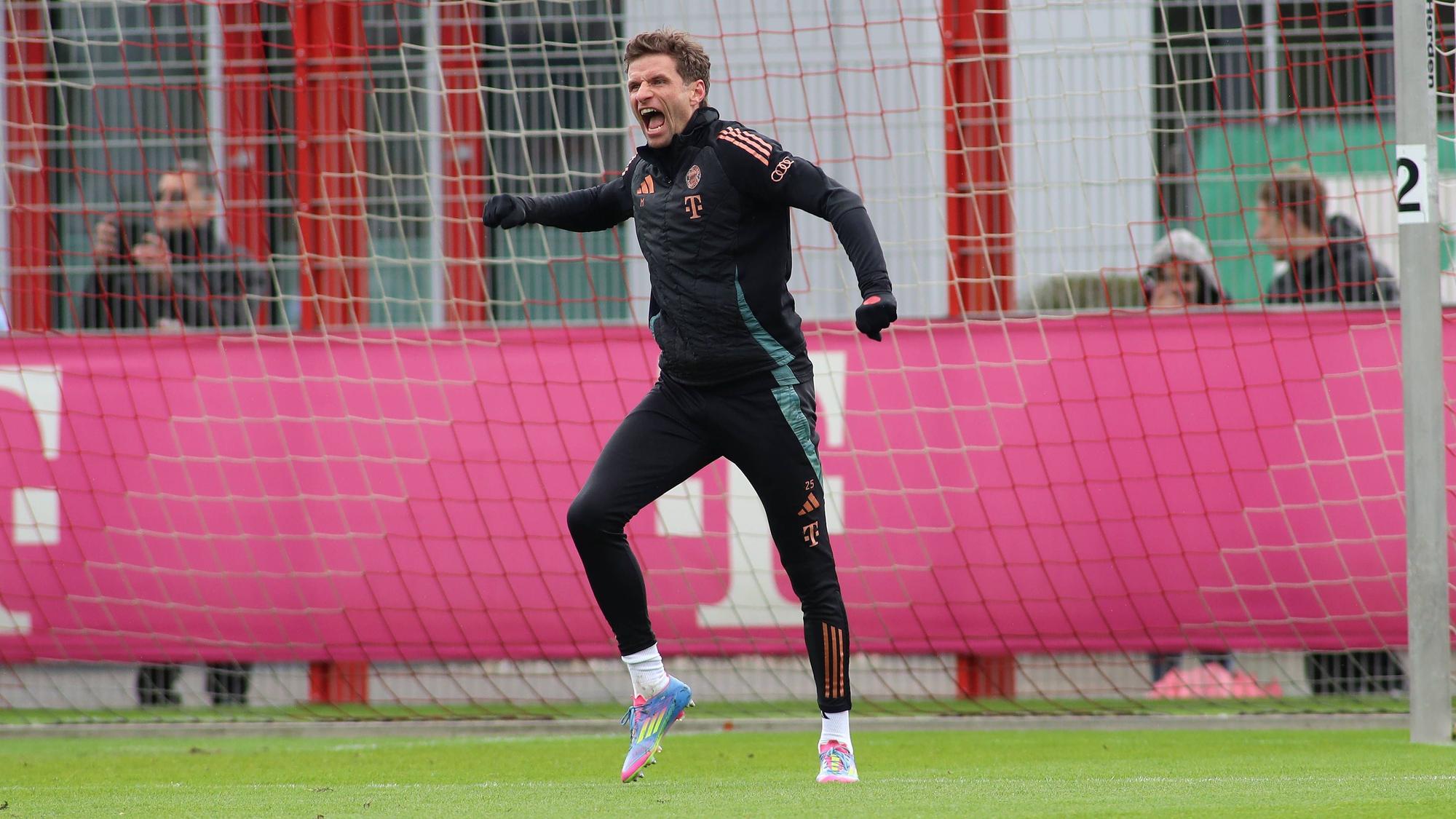 Thomas Müller schreit im Bayern-Training.