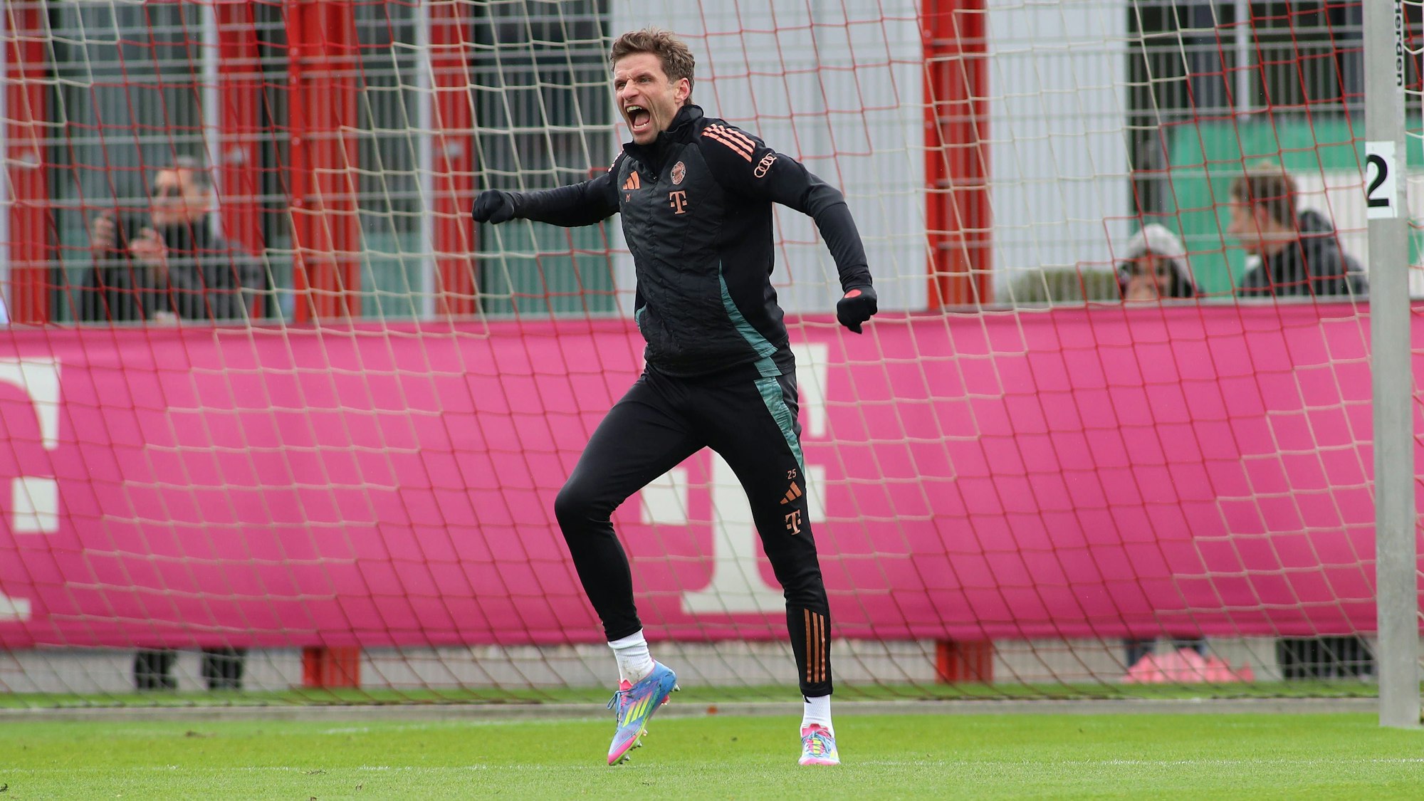 Thomas Müller schreit im Bayern-Training.