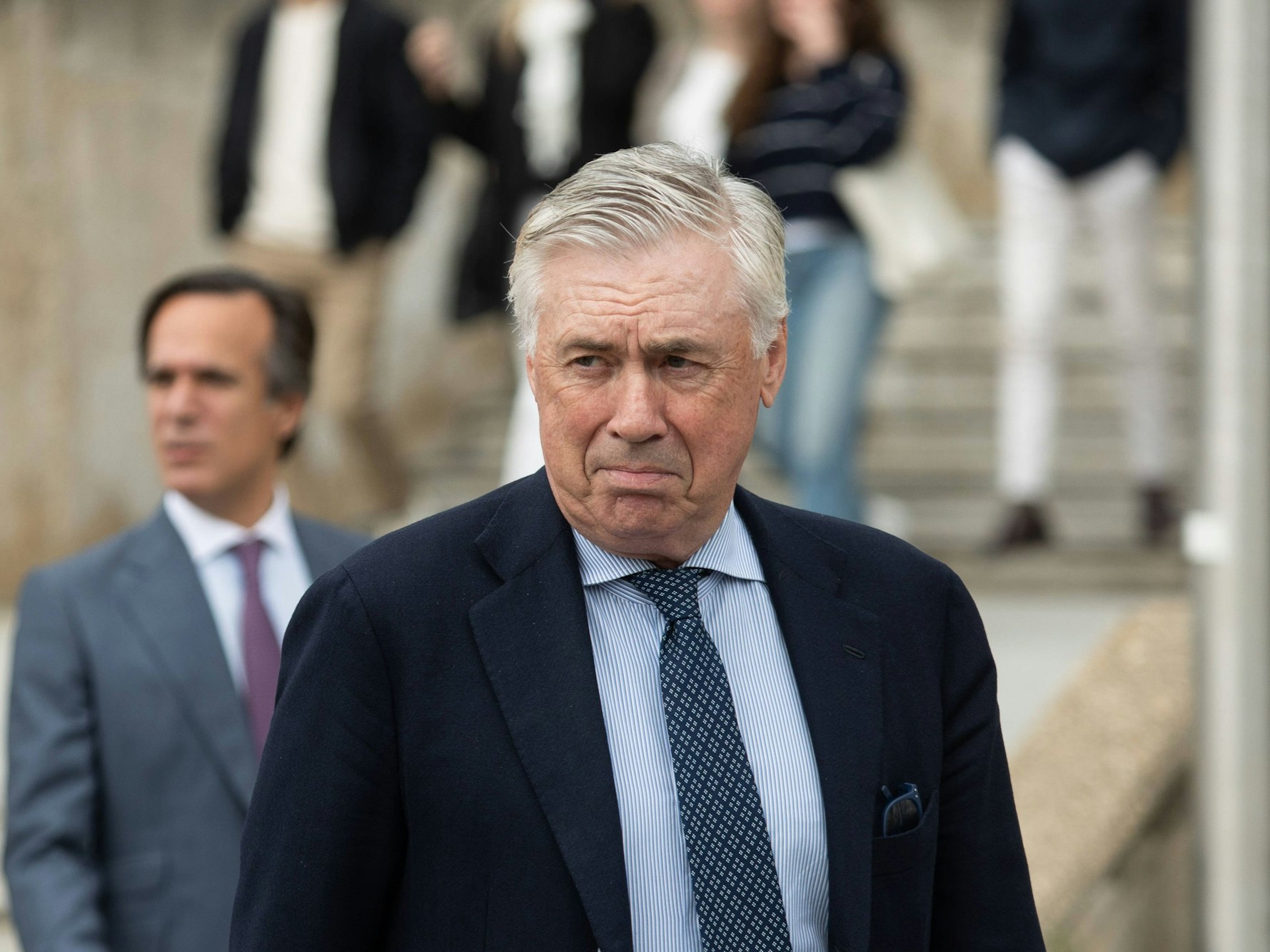 Carlo Ancelotti blickt fragend in die Ferne.