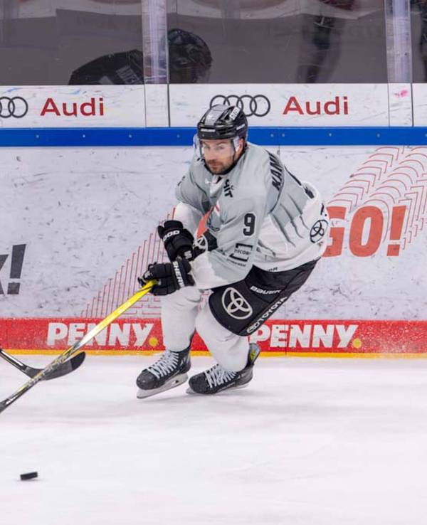 Alex Breton und Maxi Kammerer kämpfen um den Puck.