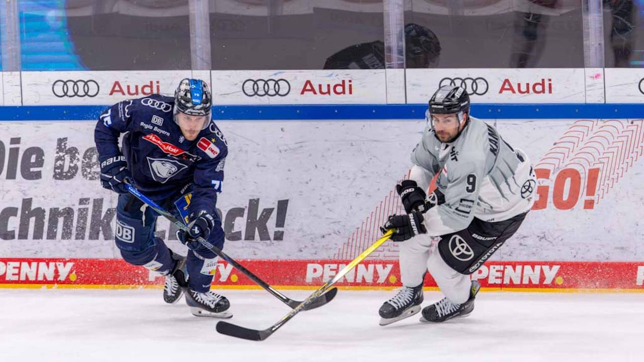 Alex Breton und Maxi Kammerer kämpfen um den Puck.
