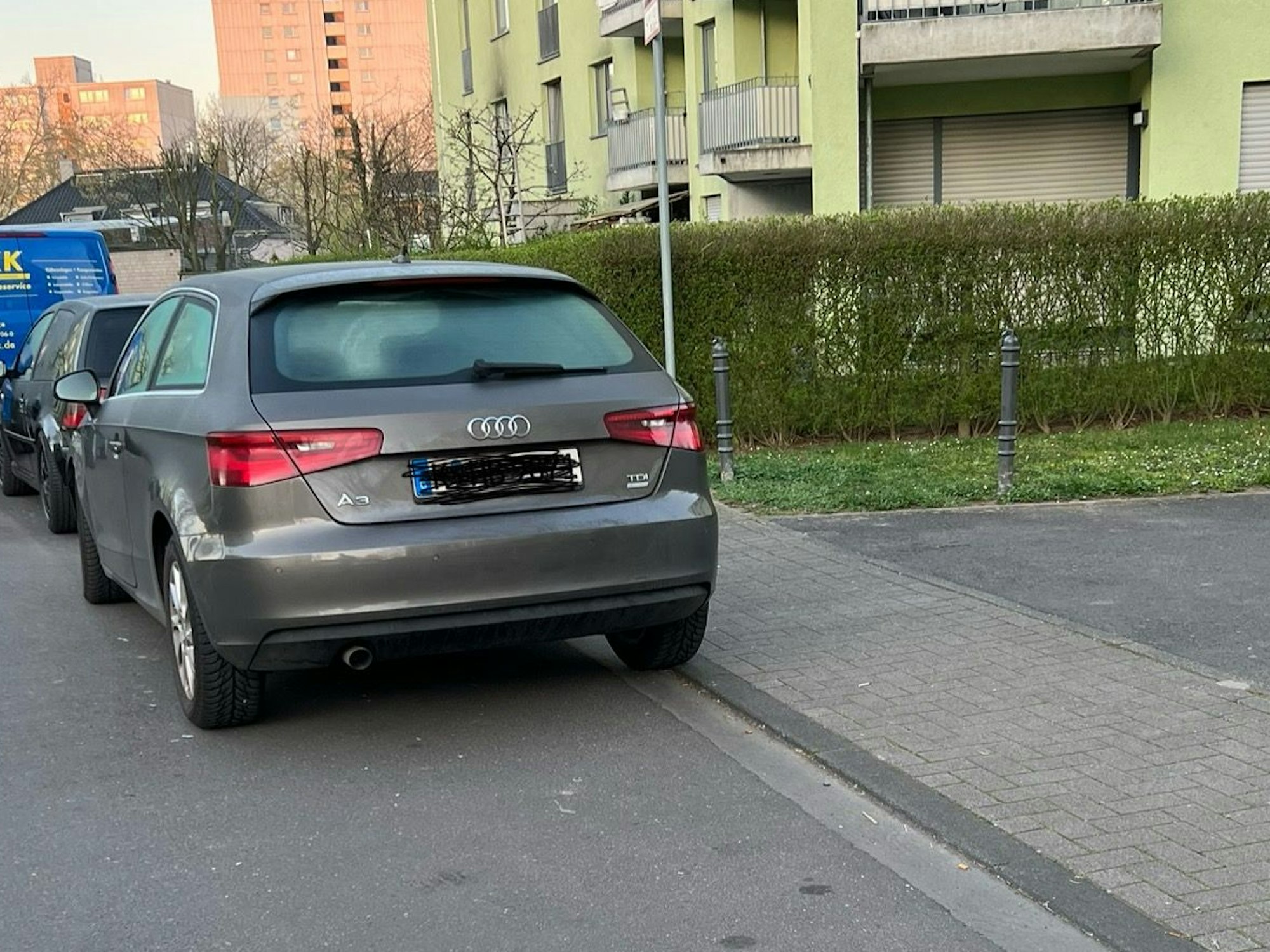 Ein Auto blockiert in Köln-Ostheim eine Feuerwehrzufahrt.