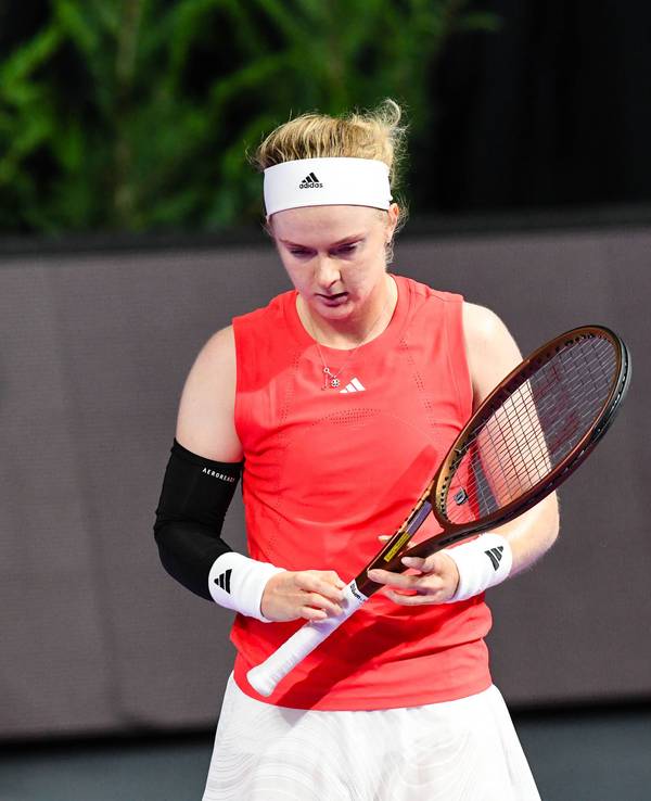 Francesca Jones bei einem Tennis-Match.