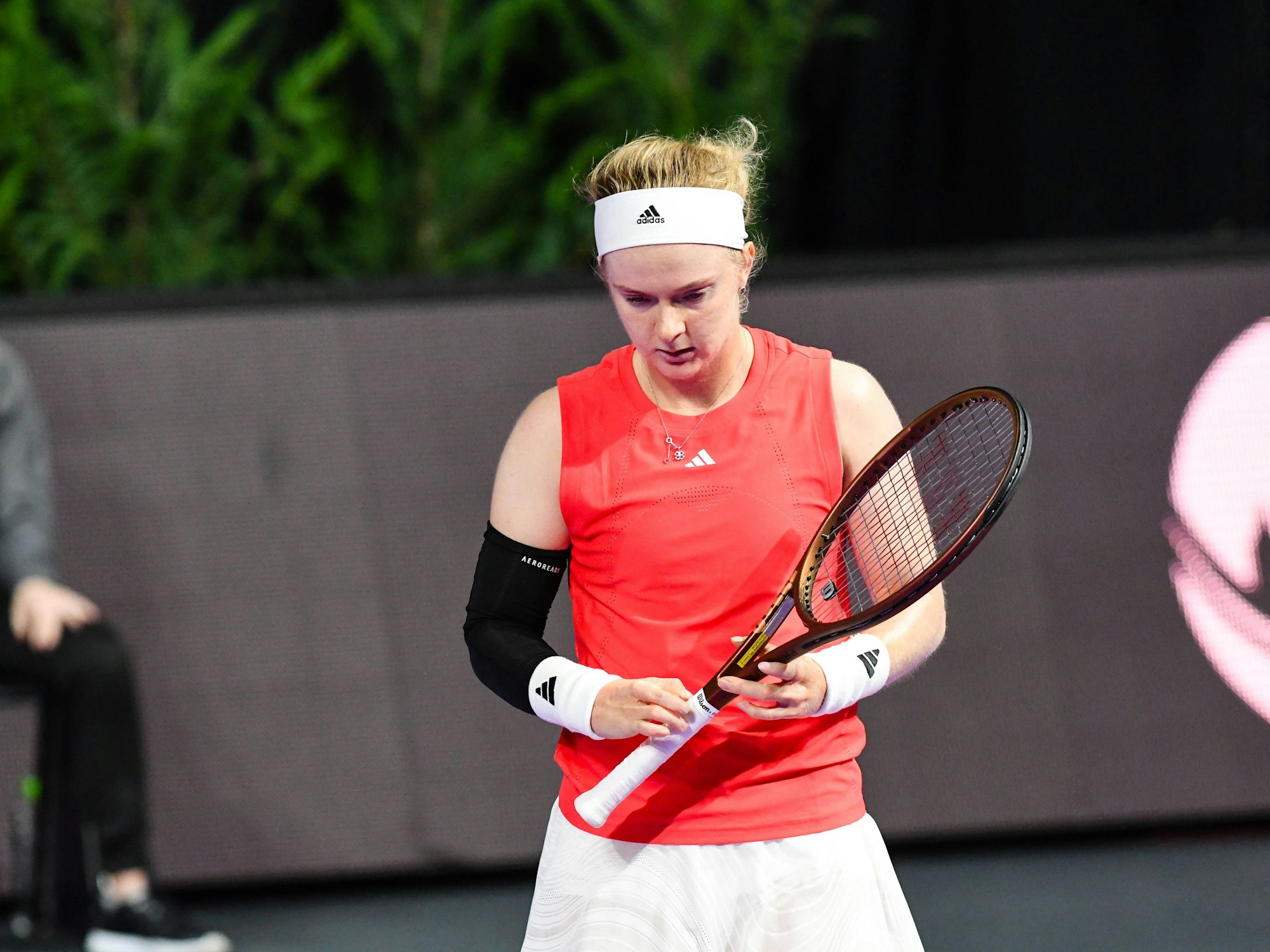 Francesca Jones bei einem Tennis-Match.