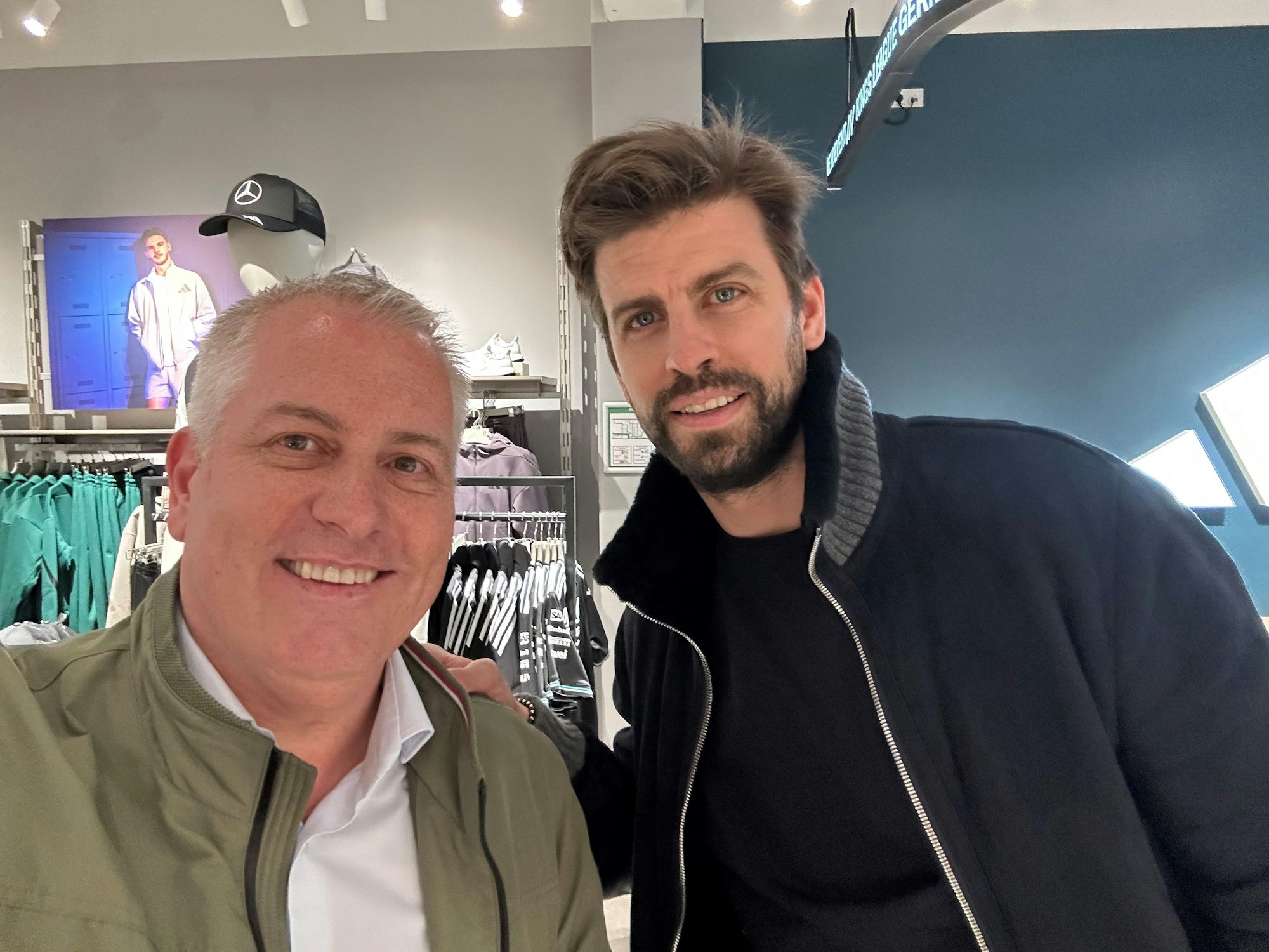 Marcel Schwamborn im Gespräch mit Gerard Piqué.