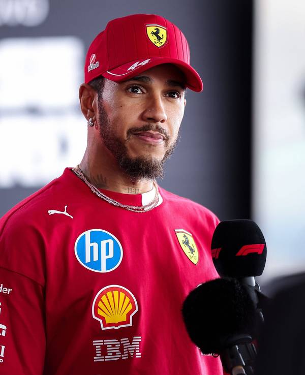 Lewis Hamilton im kompletten Ferrari-Outfit.