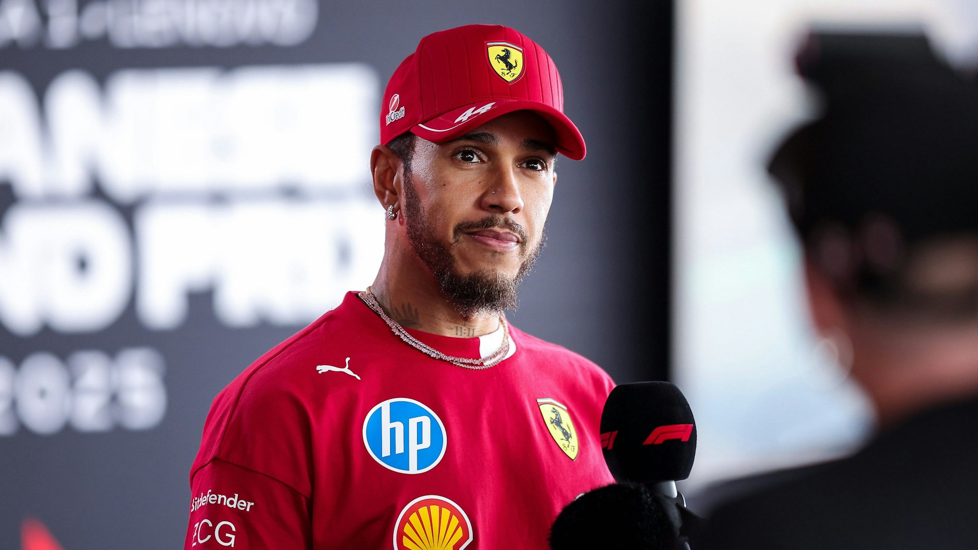 Lewis Hamilton im kompletten Ferrari-Outfit.