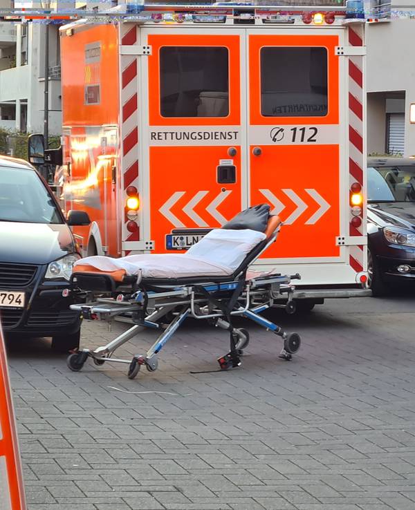 In Köln-Ossendorf behindern zwei Autos den Einsatz eines Rettungsteams.