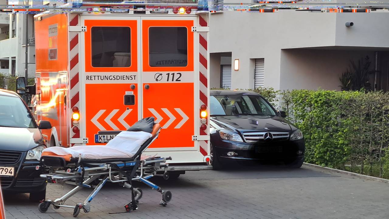 In Köln-Ossendorf behindern zwei Autos den Einsatz eines Rettungsteams.