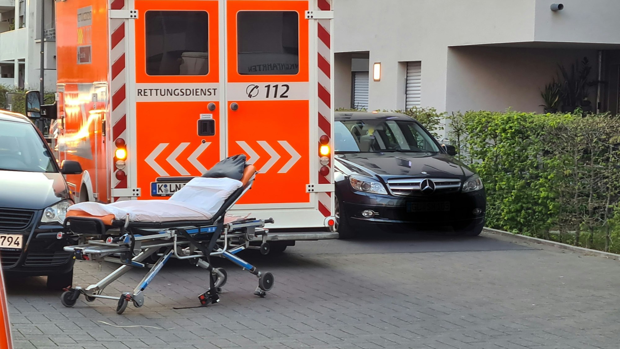 In Köln-Ossendorf behindern zwei Autos den Einsatz eines Rettungsteams.