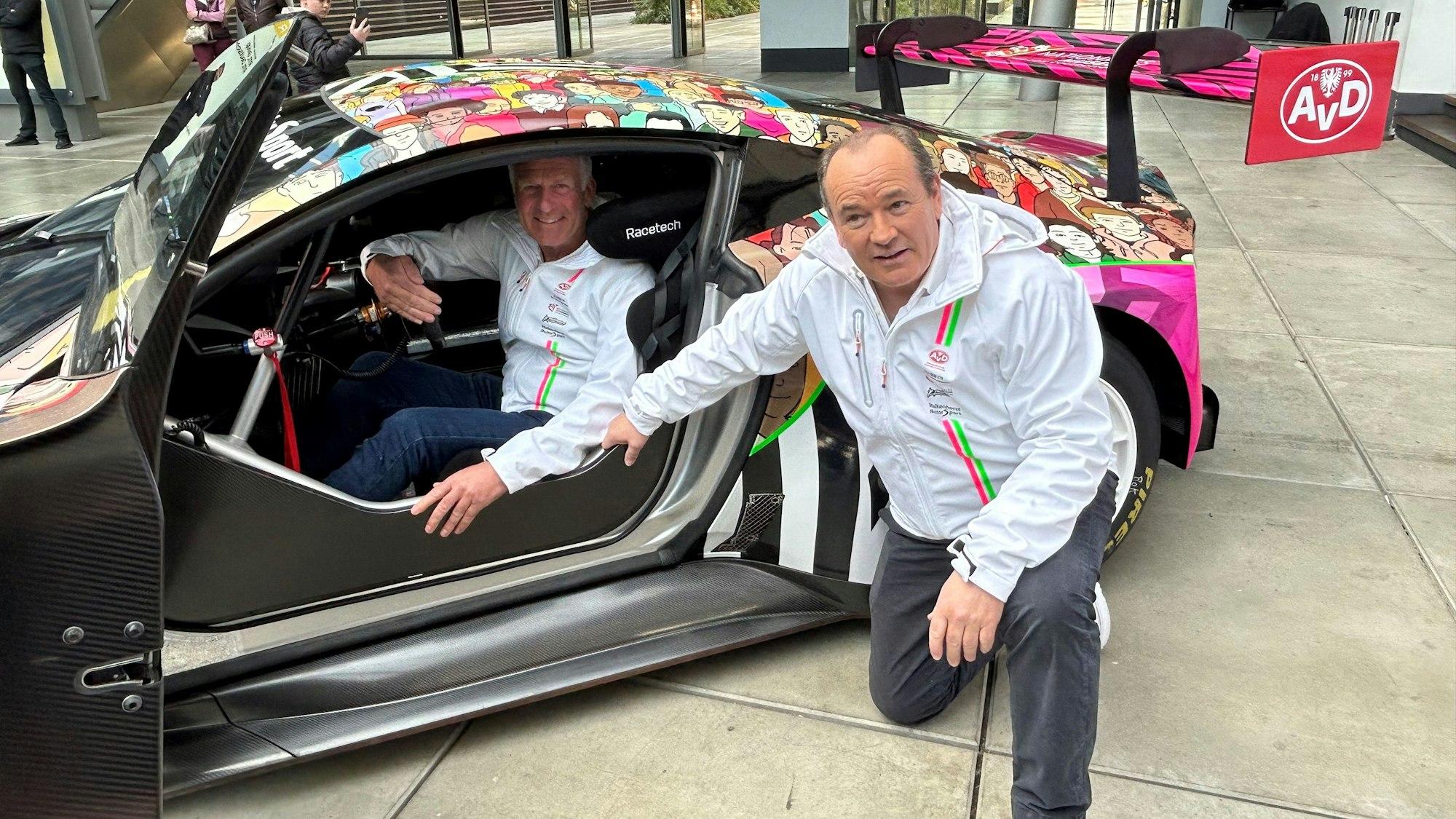 Christian Danner und Wolfram Kons am Benefiz-Rennwagen.