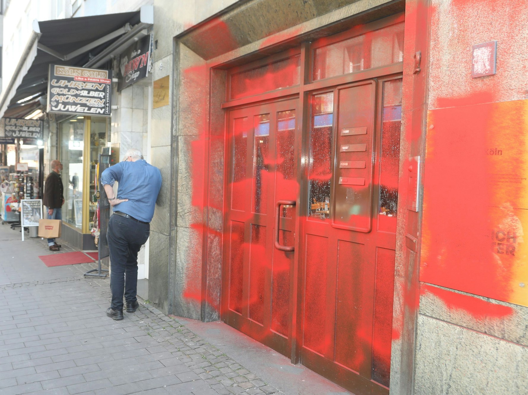Der Eingang eines Hauses sowie die Briefkästen wurden mit roter Farbe besprüht.