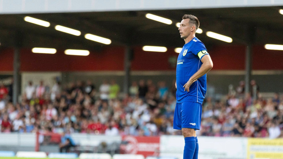 Adam Matuschyk hat die Hände in der Hüfte und blickt enttäuscht.