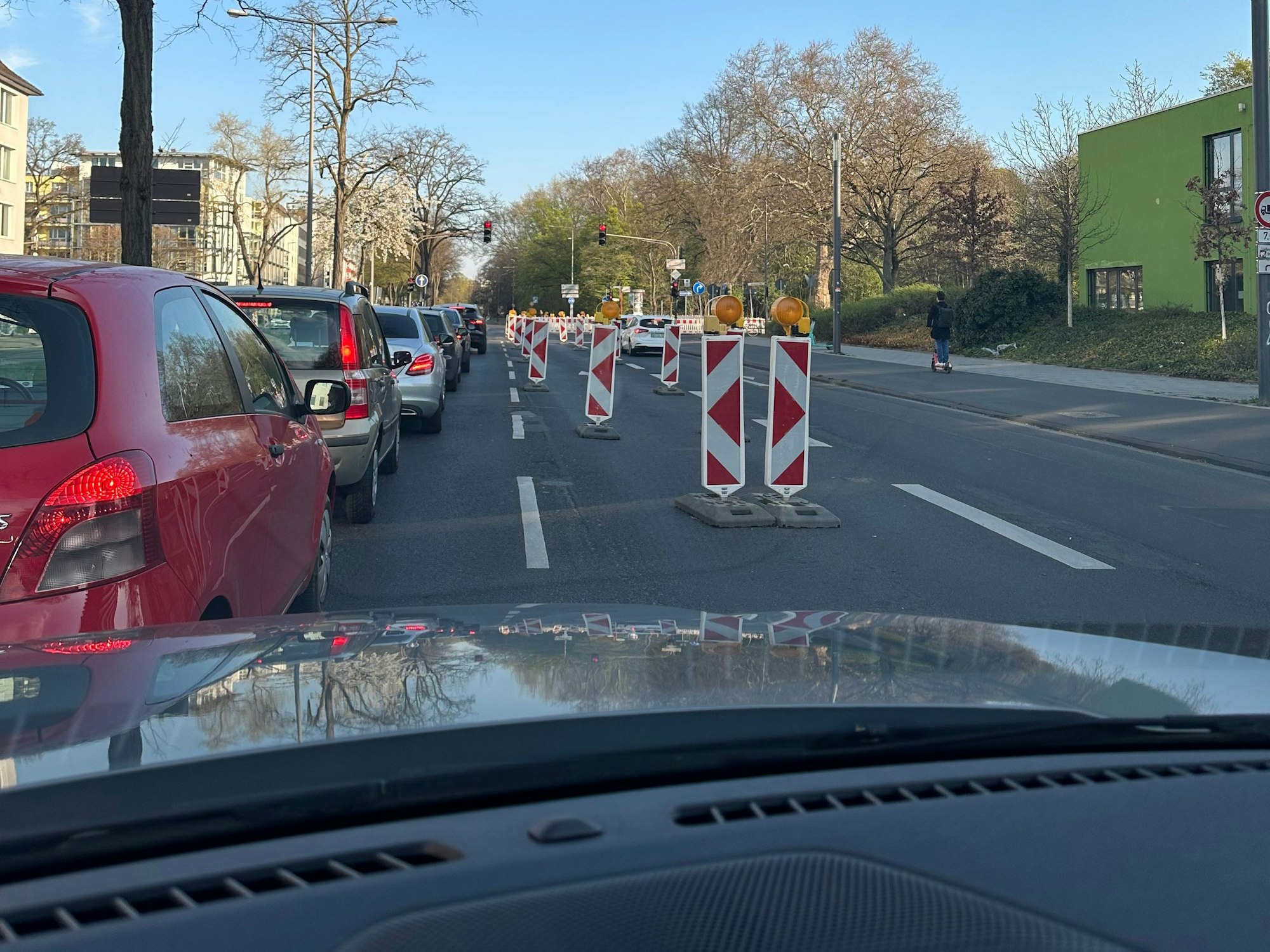 Auf der Universitätsstraße staut sich der Verkehr am Donnerstagmorgen (3. April 2025).