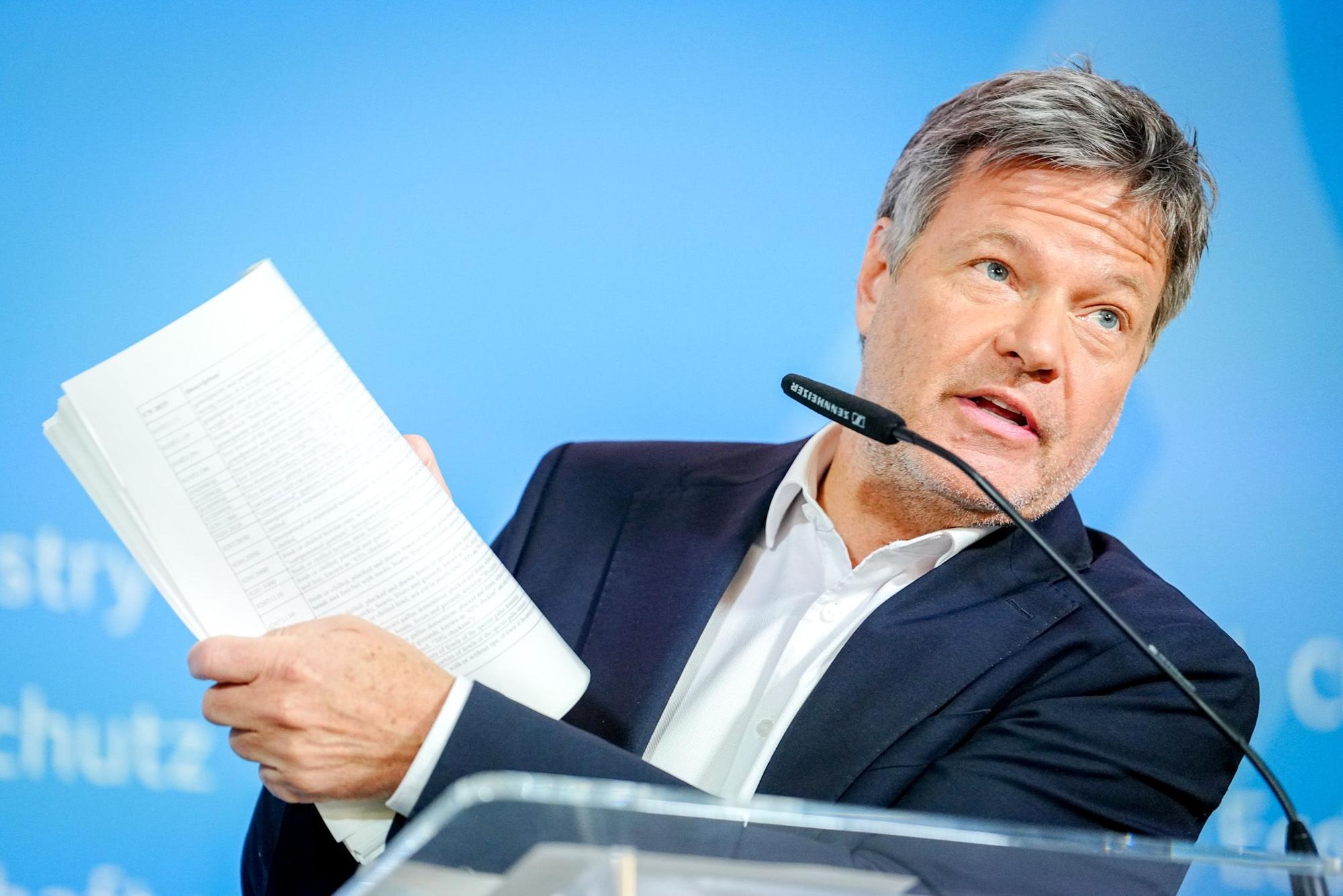 Bundeswirtschaftsminister Robert Habeck (Grüne) zeigt bei einer Pressekonferenz nach der Verkündung des neuen Zollpakets durch den US-Präsidenten einen Papierstapel mit Gegenmaßnahmen.