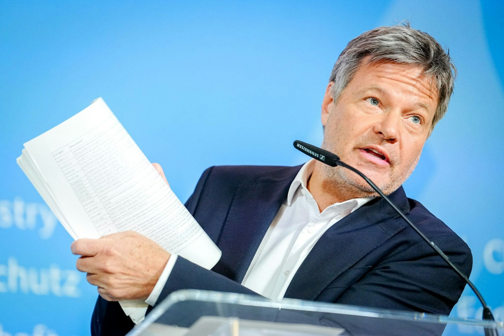 Bundeswirtschaftsminister Robert Habeck (Grüne) zeigt bei einer Pressekonferenz nach der Verkündung des neuen Zollpakets durch den US-Präsidenten einen Papierstapel mit Gegenmaßnahmen.
