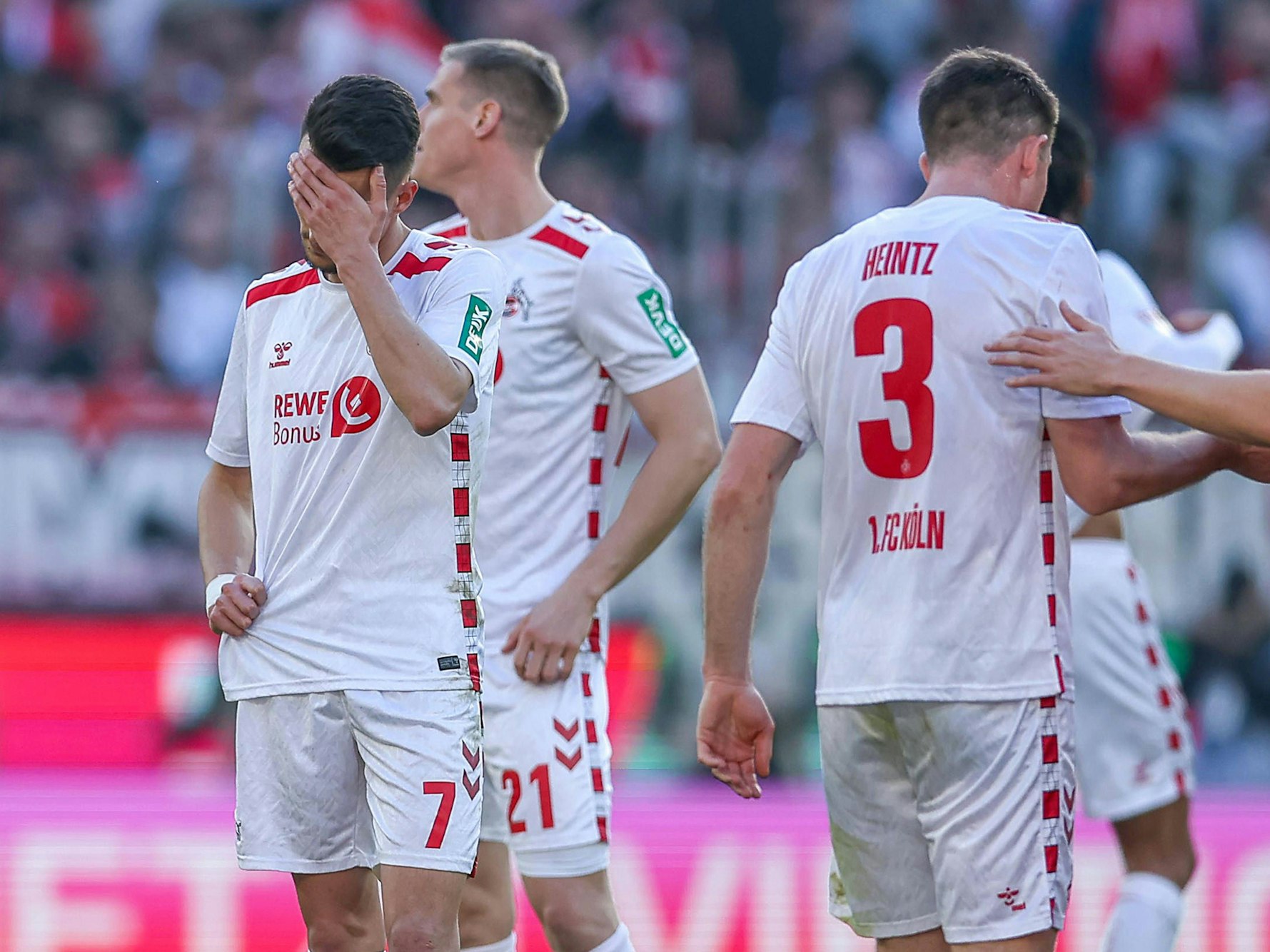 Dejan Ljubicic hält sich gefrustet die Hand vor das Gesicht.