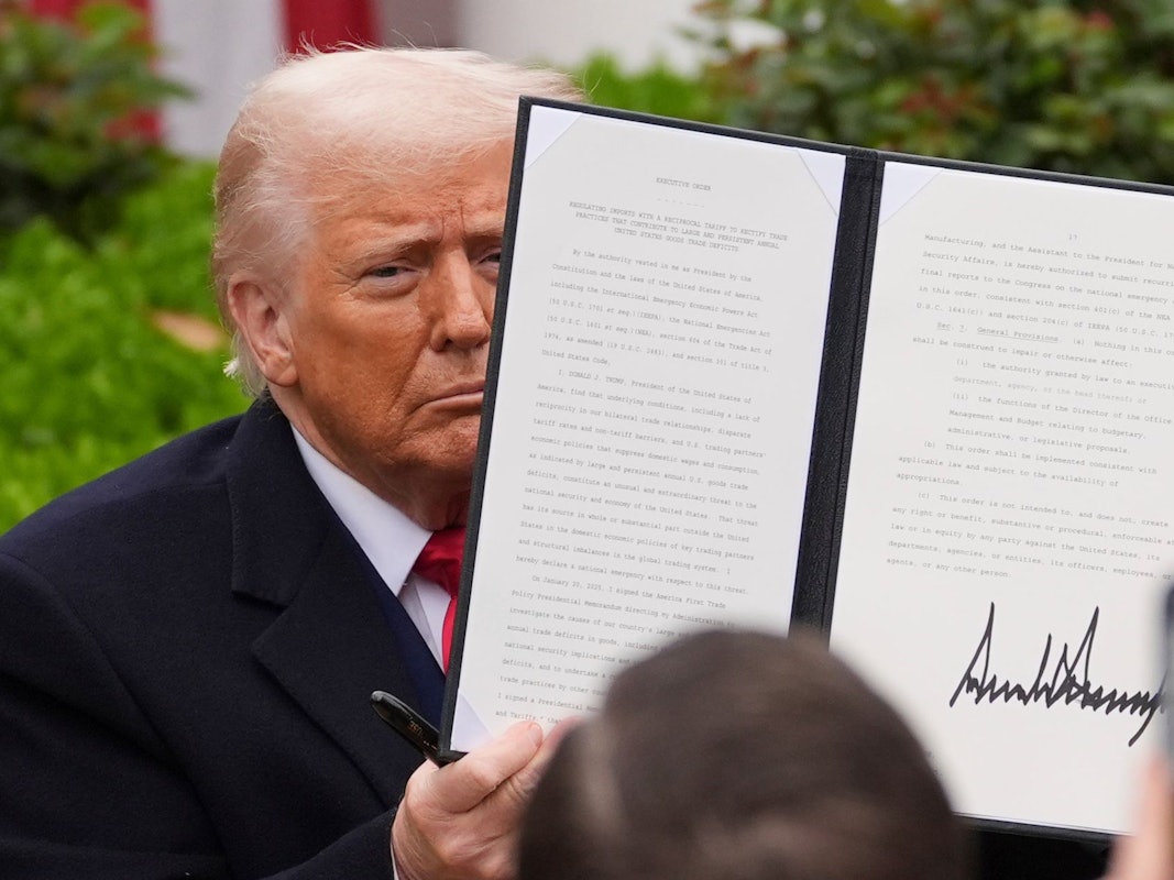 US-Präsident Donald Trump hält eine unterzeichnete Anordnung während einer Veranstaltung zur Ankündigung neuer Zölle im Rosengarten des Weißen Hauses.