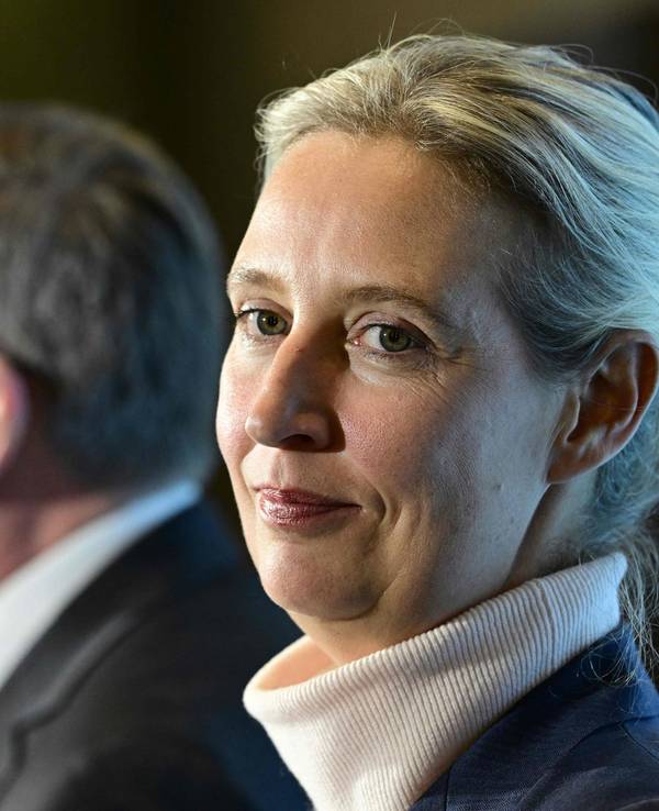 Zu sehen sind AfD-Spitzenkandidatin Alice Weidel und Bundestags-Mitglied Gerald Otten bei einer Veranstaltung am 24. März 2025.