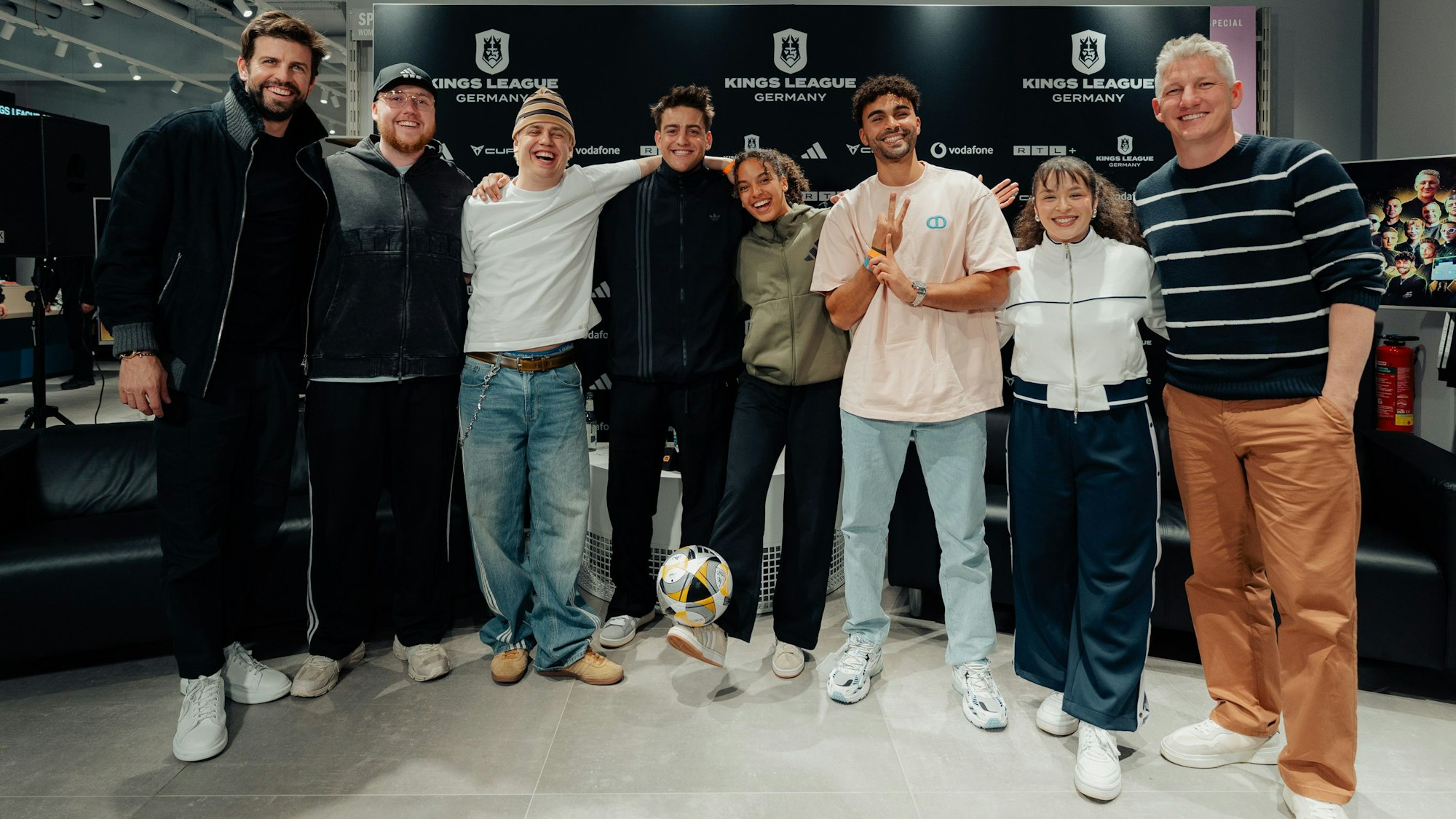 Gerard Piqué und Bastian Schweinsteiger mit Streamern.