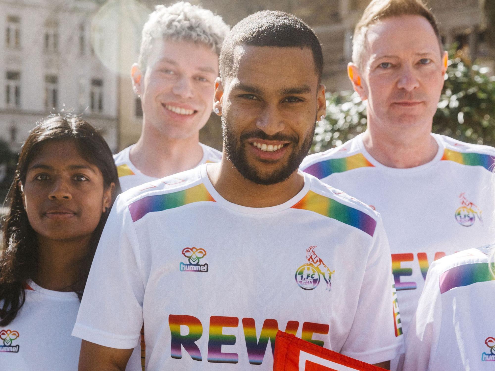 Linton Maina posiert mit Fans im neuen Diversity-Trikot des 1. FC Köln.