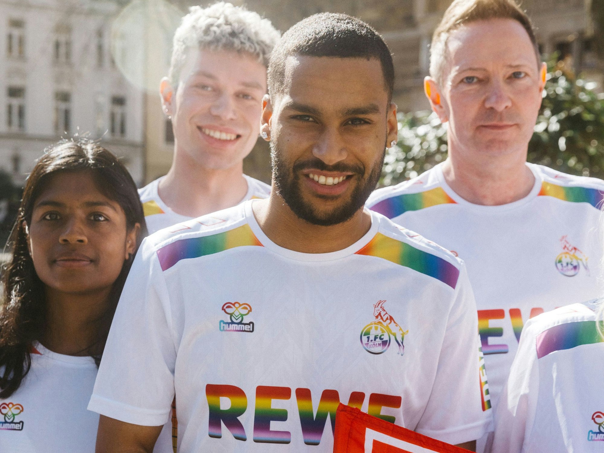 Linton Maina posiert mit Fans im neuen Diversity-Trikot des 1. FC Köln.