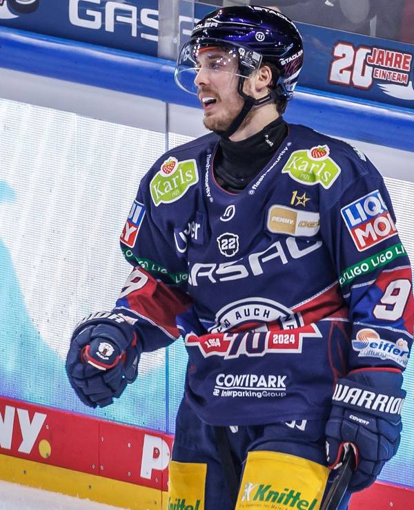 Berlins Ty Ronning jubelt nach seinem Treffer zum 2:0.