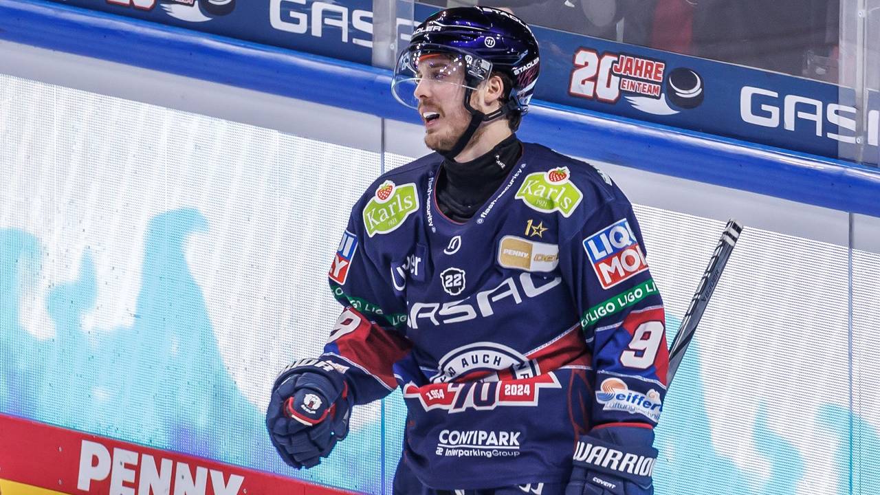 Berlins Ty Ronning jubelt nach seinem Treffer zum 2:0.