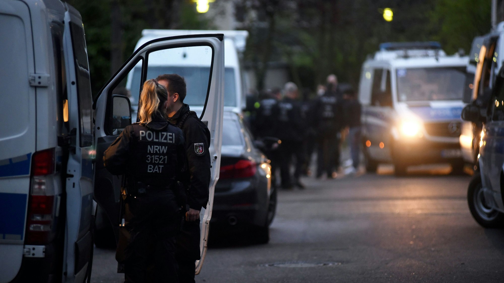 Die Kölner Polizei am 7. April 2022 bei einer Razzia in Köln