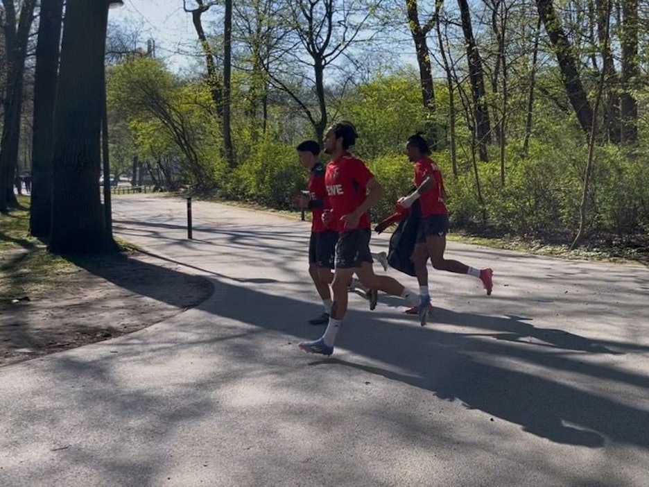 Damion Downs und seine Teamkollegn machen sich auf den Weg zum FC-Training.