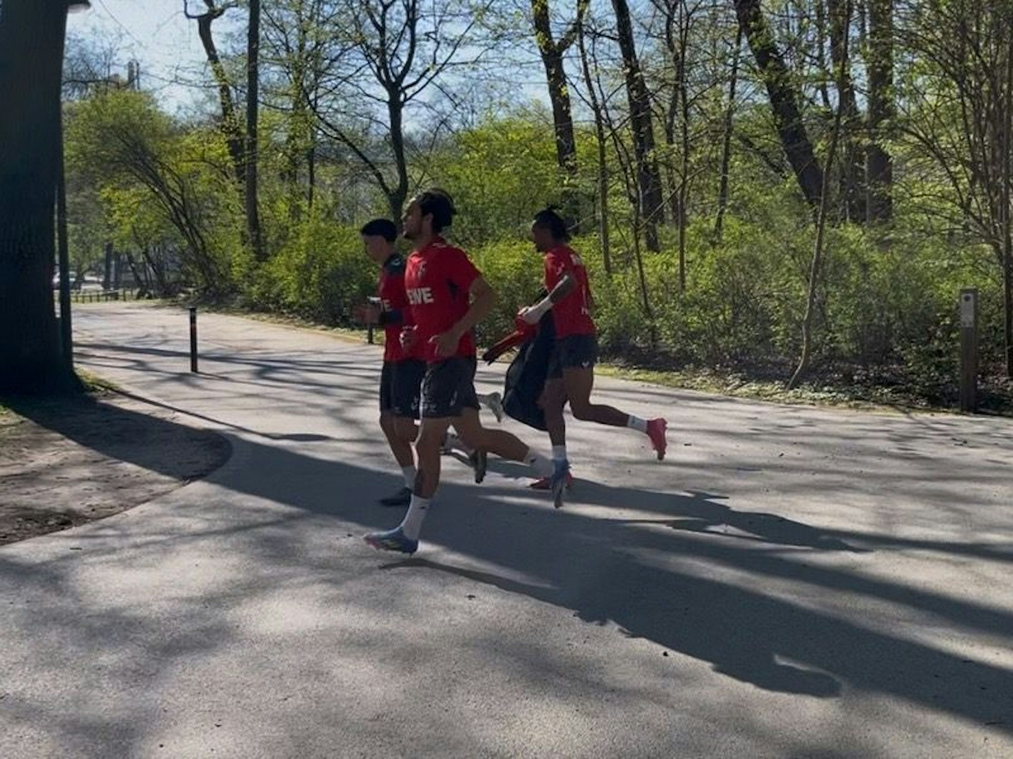 Damion Downs und seine Teamkollegn machen sich auf den Weg zum FC-Training.