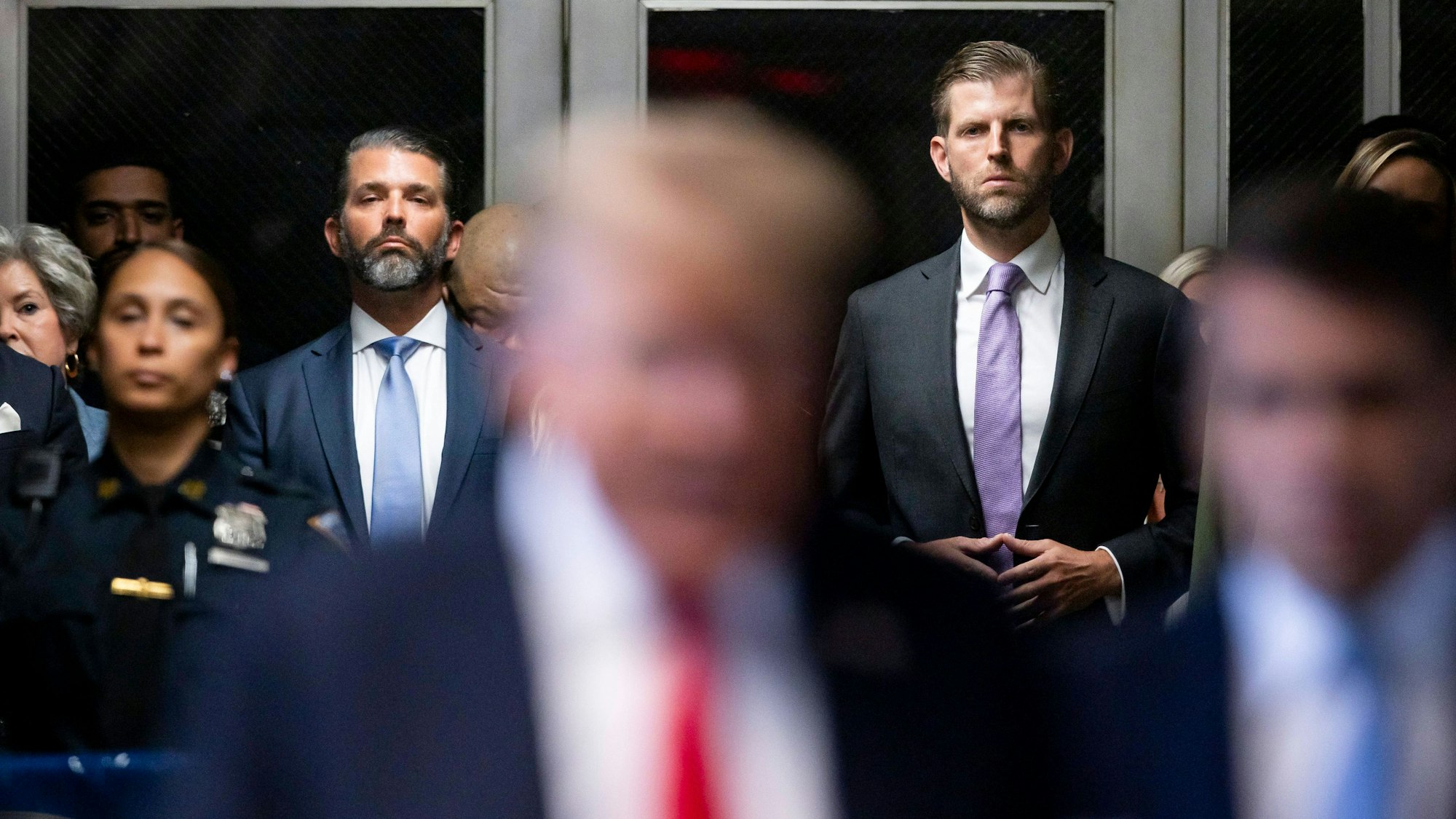 Eric Trump (rechts) neben Donald Trump Jr.: Die Söhne hören einem Statement ihres Vaters im Mai 2024 in New York zu. Eric Trump drängt die Länder dazu, sich schnell mit seinem Vater, US-Präsident Donald Trump, zu einigen.